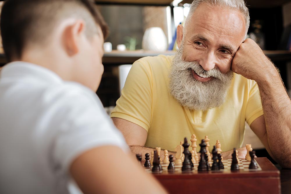 Man spelar schack med sitt barn